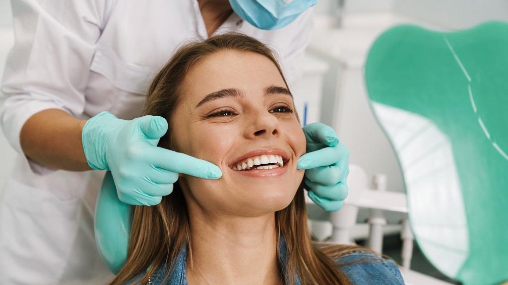 Smilende person opplever selvtillit med naturlig tannpleie