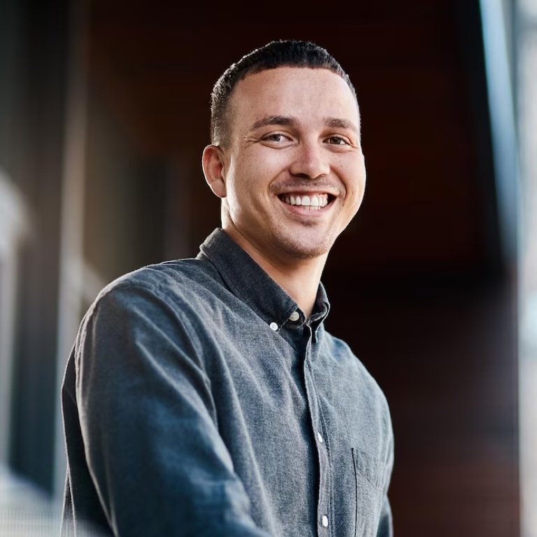 En travel profesjonell som smiler selvsikkert på jobb